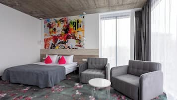 Neljän hengen panoraamahuone | Allergiatestatut vuodevaatteet, työpöytä, äänieristys