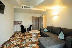 Executive Suite | Living area | Flat-screen TV