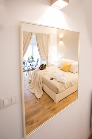 Double Room | Premium bedding, memory foam beds, minibar, in-room safe - Chroma Octho (Rome)