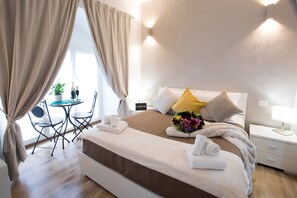 Habitación doble | Ropa de cama de alta calidad, camas con efecto memoria y minibar