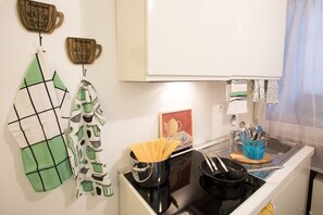 Refrigerador, cafetera y tetera y tetera eléctrica