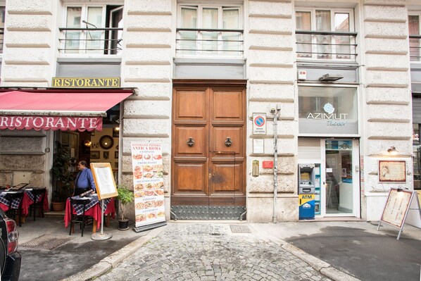 Vista frontal de la propiedad