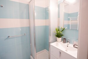 Shower, free toiletries, slippers, bidet - Chroma Octho (Rome)
