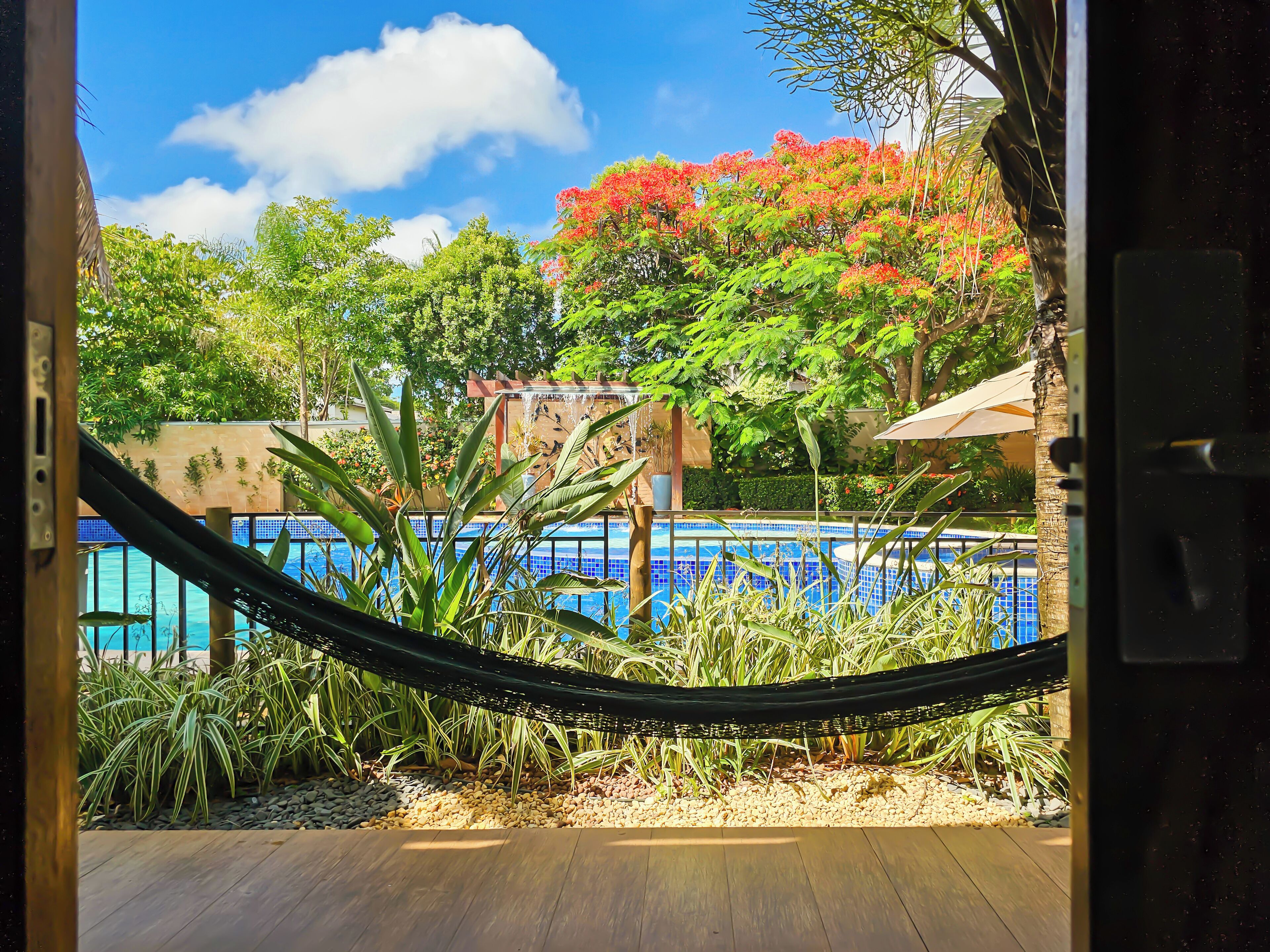 Apartamento luxo, vista para a piscina | Vista do quarto