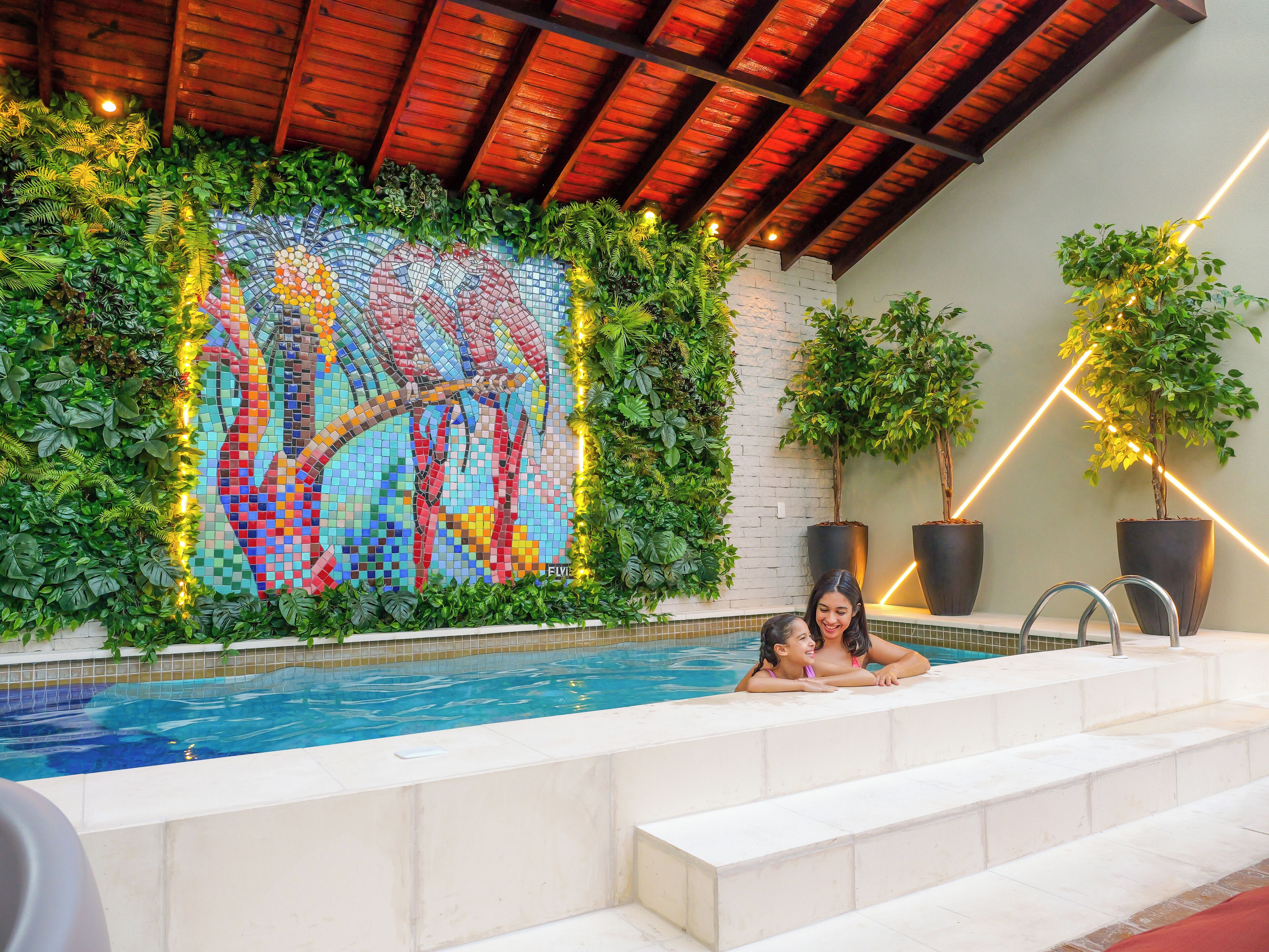 室内游泳池，3 室外游泳池，池畔遮阳伞，日光浴躺椅