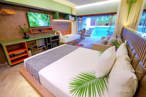 Quarto exclusivo, piscina particular, no piso térreo | Frigobar, cofres nos quartos, cortinas blackout, Wi-Fi de cortesia