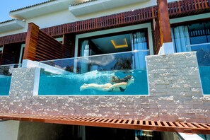Habitación exclusiva, piscina privada | Minibar, caja fuerte, cortinas opacas y wifi gratis