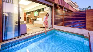Quarto exclusivo, piscina particular | Frigobar, cofres nos quartos, cortinas blackout, Wi-Fi de cortesia