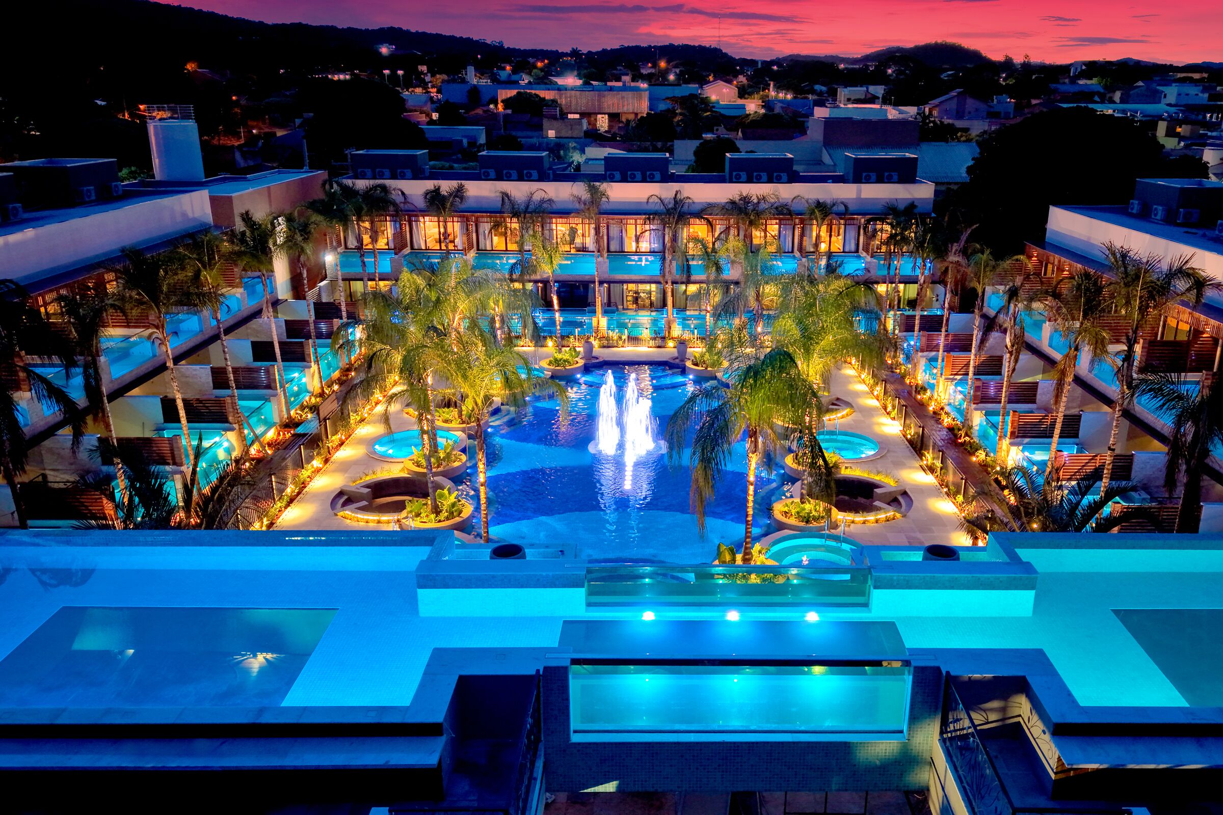 Piscina interna, 3 piscinas externas, guarda-sóis, espreguiçadeiras