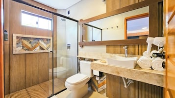 Deluxe Apartment, Pool View | Bathroom