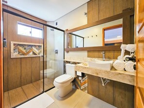 Deluxe Apartment, Pool View | Bathroom | Shower, free toiletries, hair dryer, towels -  Arte da Natureza Hotel Bonito (Bonito)