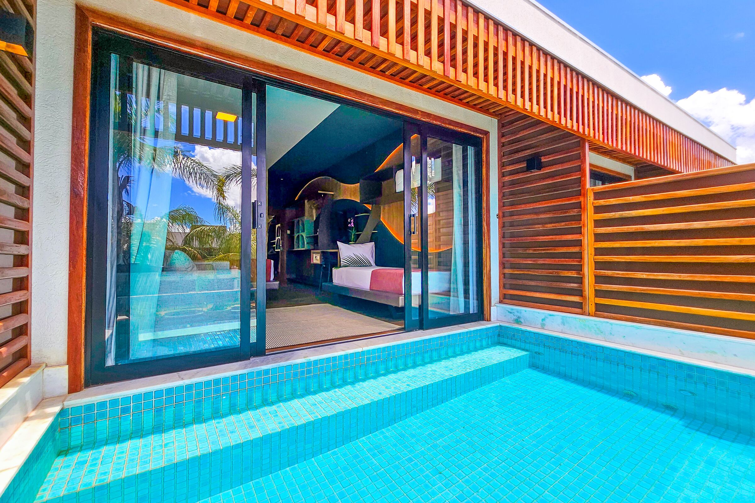 Diamond Room, Private Pool | Frigobar, cofres nos quartos, cortinas blackout, Wi-Fi de cortesia