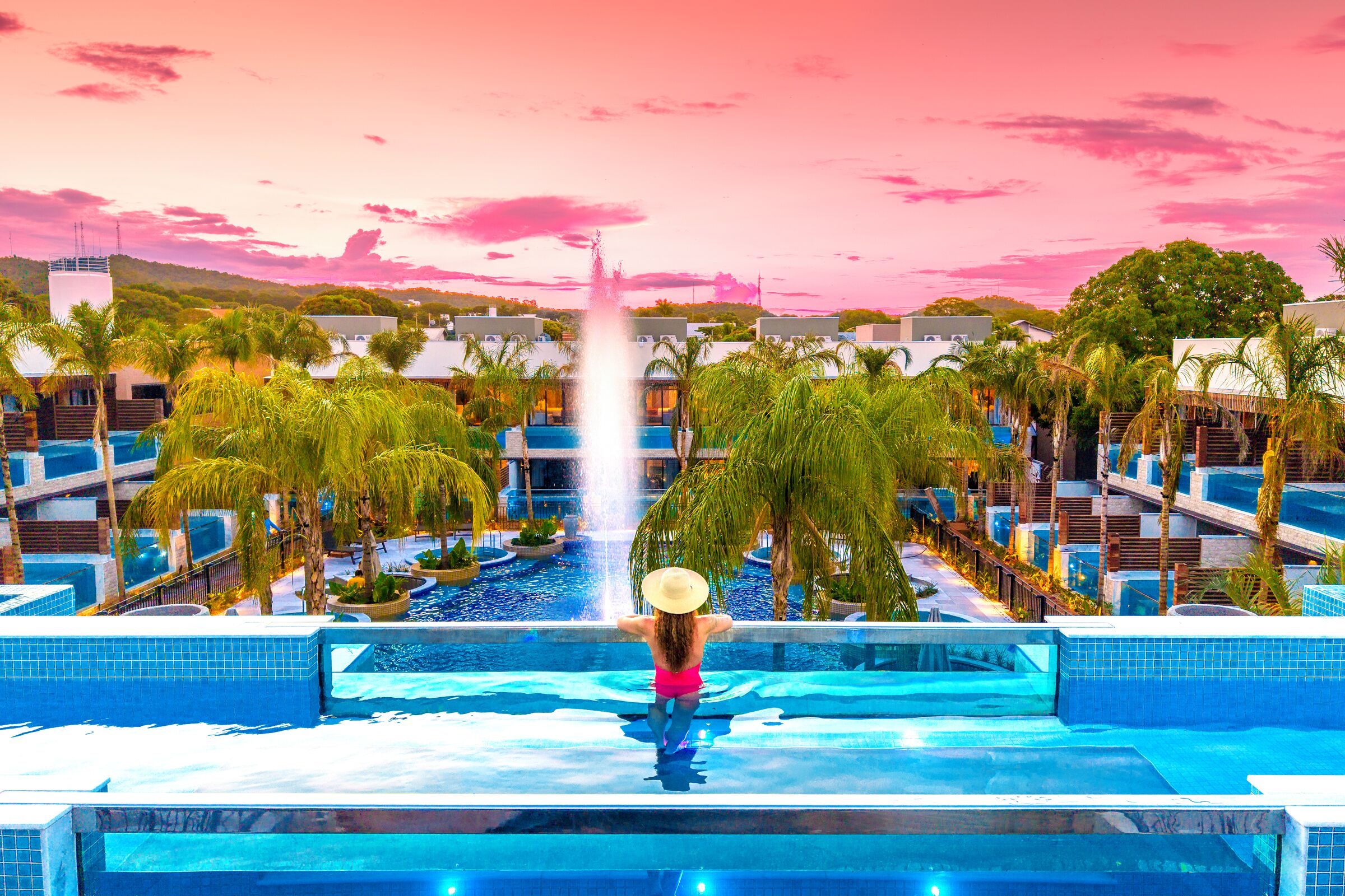Piscina interna, 3 piscinas externas, guarda-sóis, espreguiçadeiras