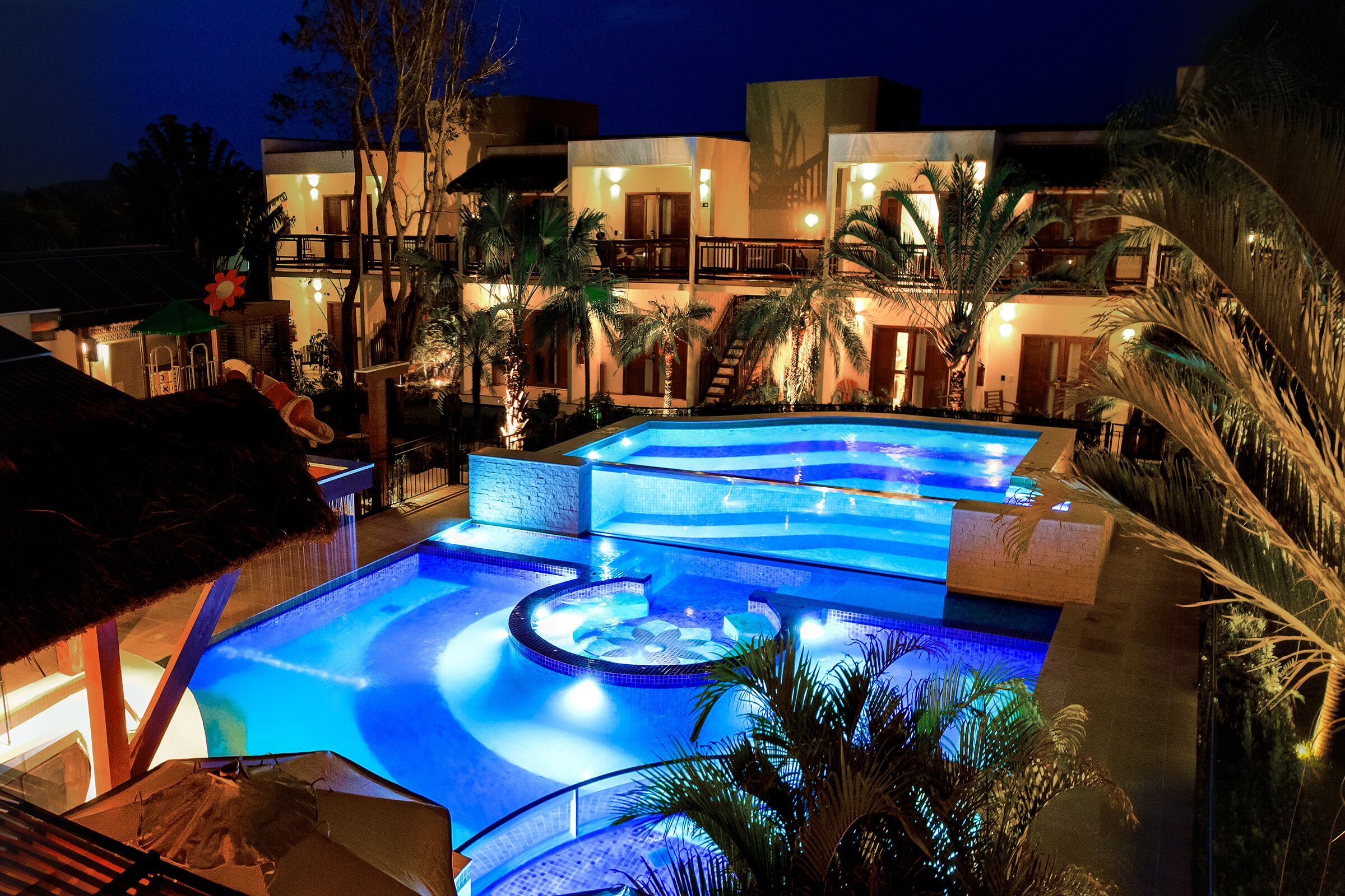 Kolam renang indoor dan 3 kolam renang outdoor