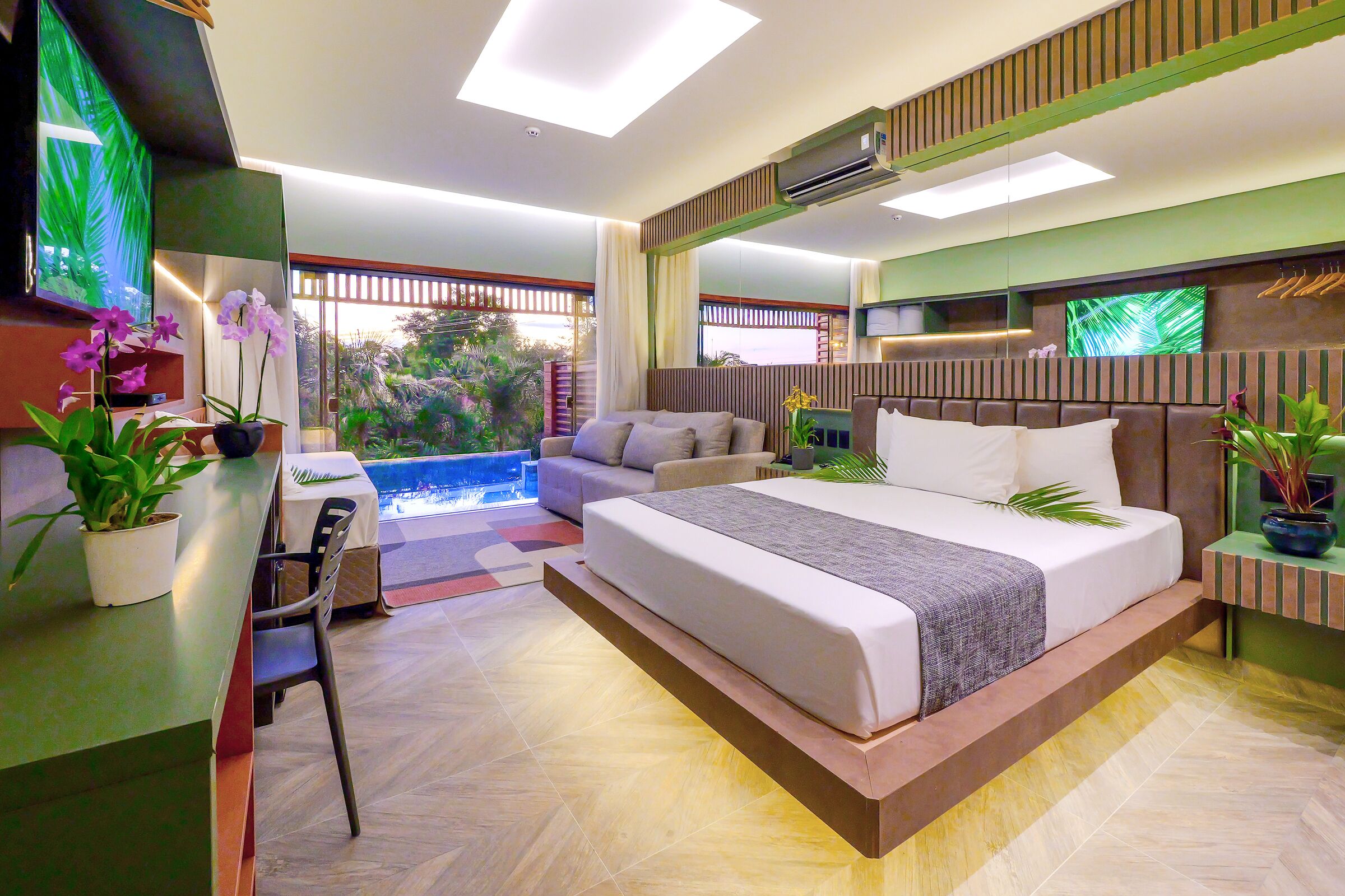 Minibar, brankas, tirai kedap cahaya, dan Wi-Fi gratis