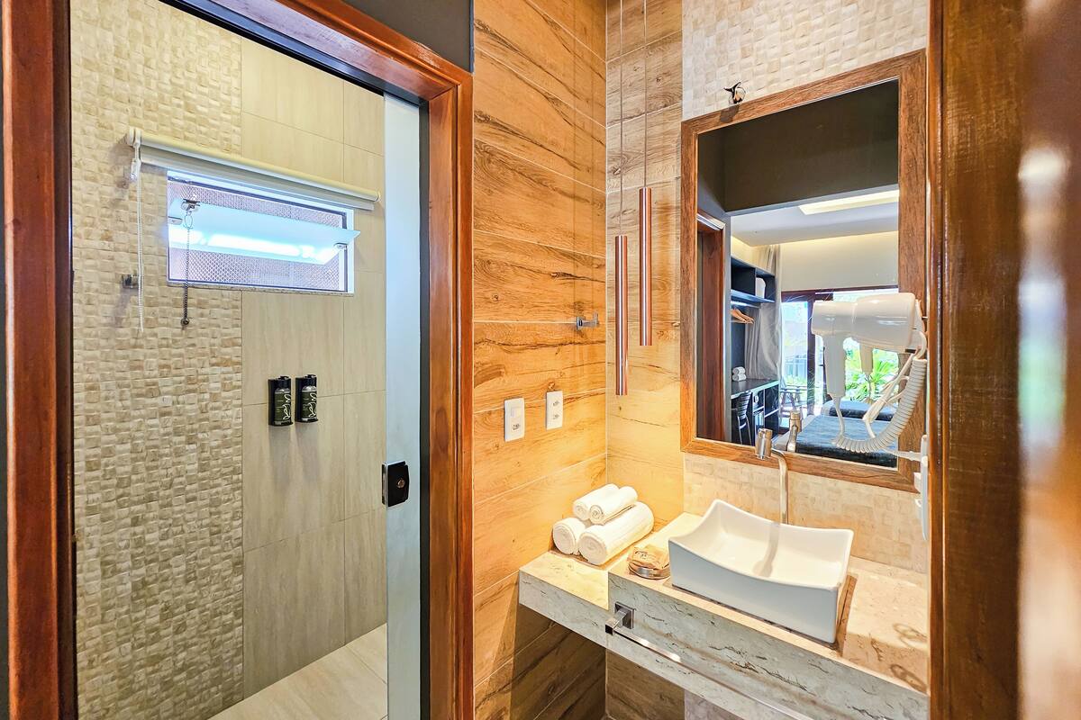 shower, free toiletries, hair dryer, towels