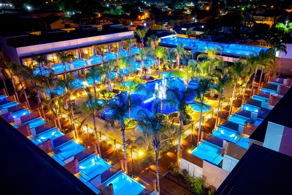 Piscina interna, 3 piscinas externas, guarda-sóis, espreguiçadeiras