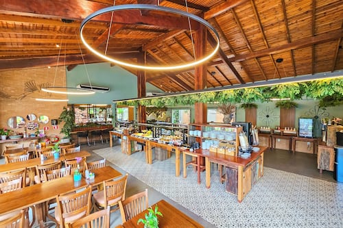 Café da manhã com pratos da culinária local grátis todos os dias