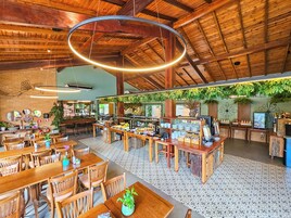 Ilmainen päivittäinen paikallinen aamiainen 