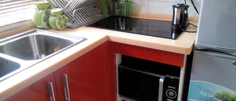 Studio | Private kitchen | Fridge, coffee/tea maker