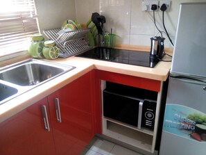 Studio | Privékeuken | Een koelkast, een koffiezetapparaat/waterkoker