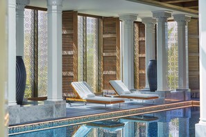 Inomhuspool, 4 utomhuspooler, cabanor (tilläggsavgift) och parasoller