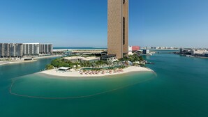 A high-rise hotel with a modern design, located near a beach and water body. - Four Seasons Hotel Bahrain Bay (Manama)
