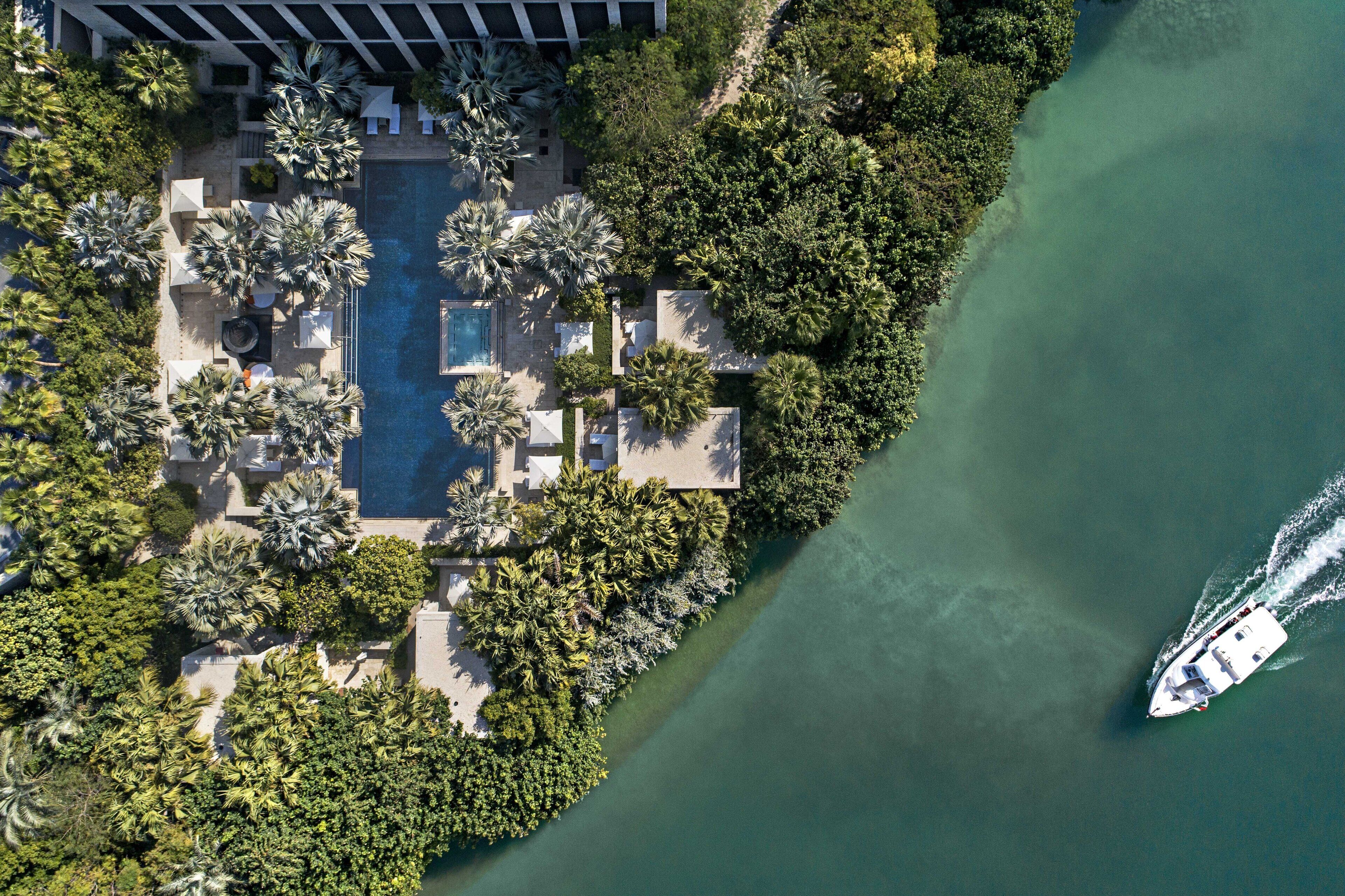 Kolam renang tertutup, 4 kolam renang terbuka, kabana (surcaj) 