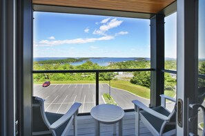 A balcony with a view of a parking lot and a body of water. - Hampton by Hilton Bar Harbor (Bar Harbor)