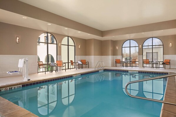 Piscine couverte, accès possible de 08 h 00 à 23 h 00, chaises longues 