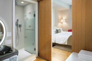 Chuveiro, produtos de toalete grátis, secador de cabelo