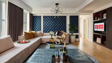 Een kluis op de kamer, een strijkplank/strijkijzer, gratis wifi