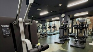 Ein Fitnessstudio mit verschiedenen Trainingsgeräten, darunter Laufbänder und Kraftmaschinen.