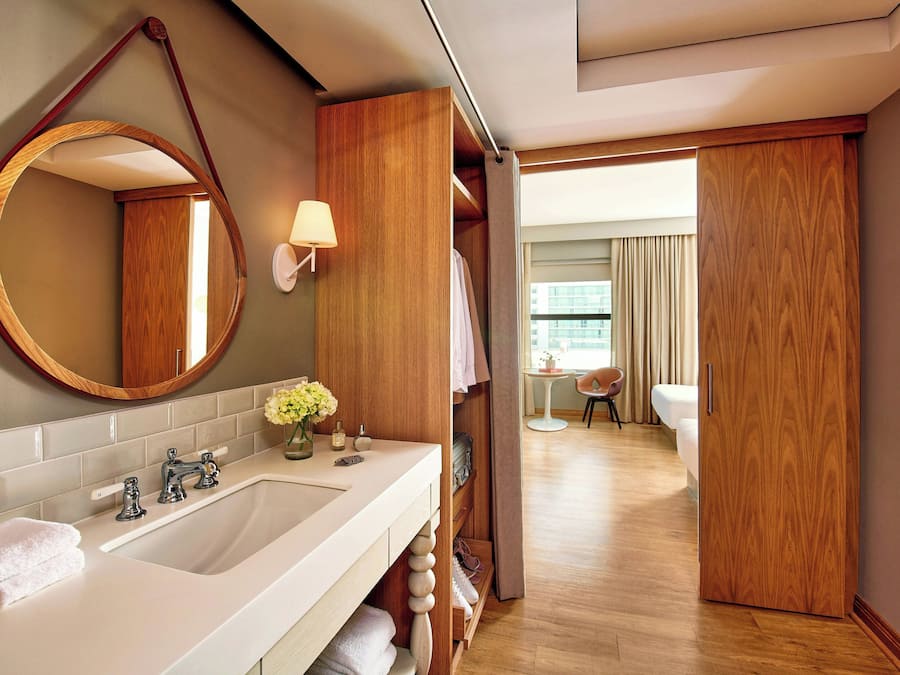 Cofres nos quartos, ferros/tábuas de passar roupa, Wi-Fi de cortesia