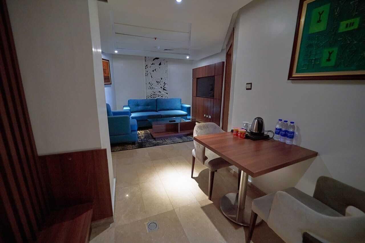 executive suite | living area | 42-inch flat-screen tv with digital channels, tv