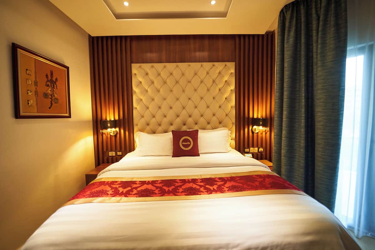 classic room | 1 bedroom, minibar, in-room safe, desk