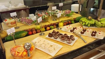 Café da manhã completo todos os dias (USD 18 por pessoa)