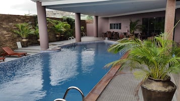 Una piscina al aire libre