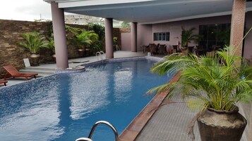 Una piscina al aire libre