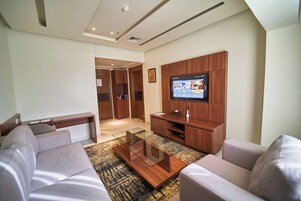 Minibar, caja de seguridad en la habitación y escritorio 