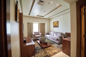 Suite – business | Minibar, safe på rommet, skrivebord og blendingsgardiner