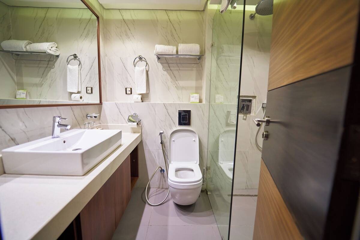 classic room | bathroom | rainfall showerhead, free toiletries, hair dryer, slippers