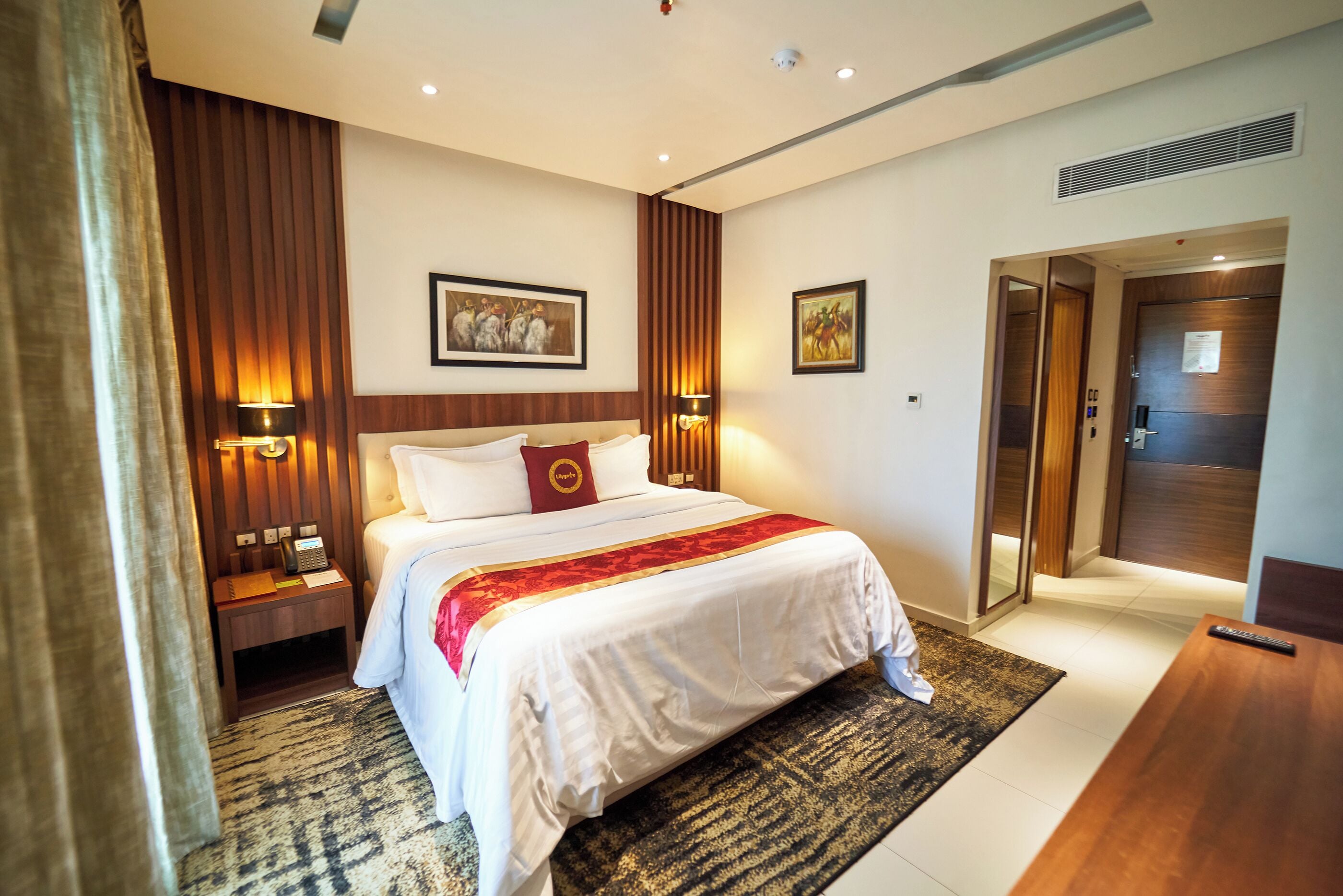 Regndusjhode, toalettartikler (inkludert), hårføner og tøfler