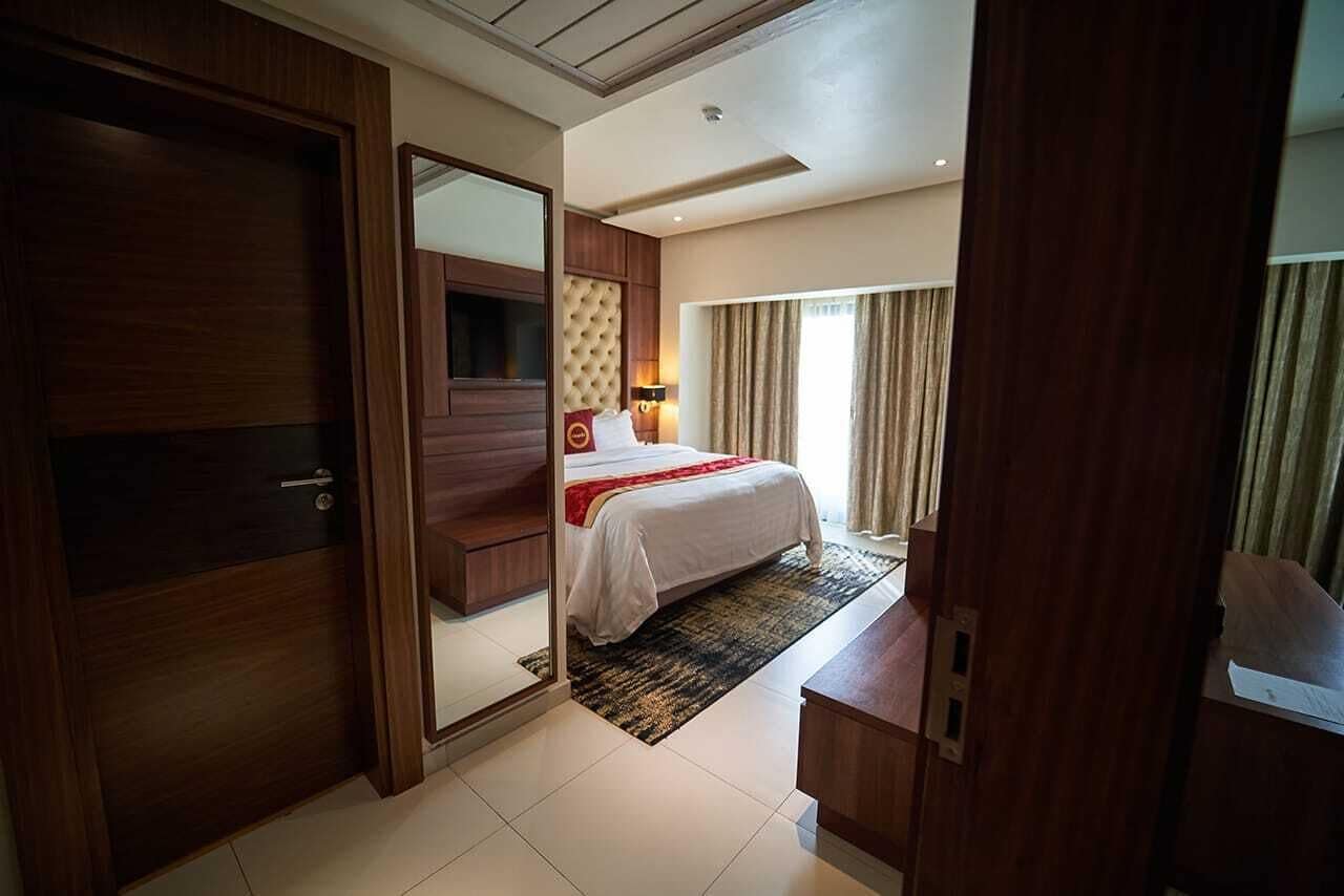 deluxe room | 1 bedroom, minibar, in-room safe, desk