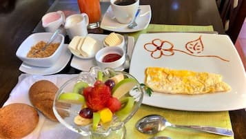 Petit déjeuner complet compris