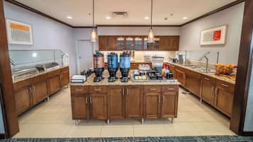 Café da manhã com buffet grátis todos os dias