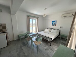 Habitación triple clásica | Escritorio, camas supletorias, wifi gratis y ropa de cama