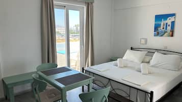 Classic Triple Room | Desk, rollaway beds, free WiFi, bed sheets