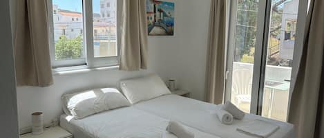Apartment, 1 Bedroom | Desk, rollaway beds, free WiFi, bed sheets