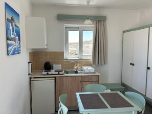 Habitación triple clásica | Escritorio, camas supletorias, wifi gratis y ropa de cama